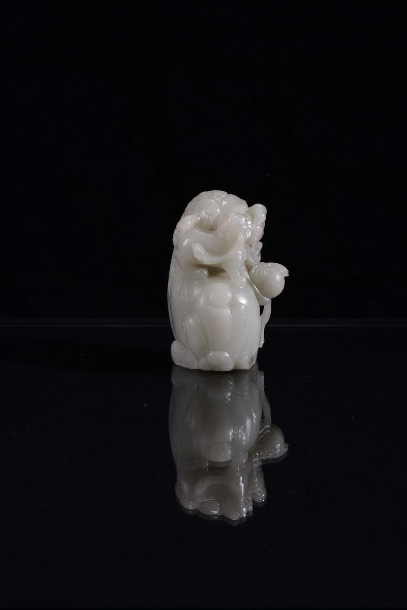 Scultura in Giada Celadon Raffigurante Cane di Pho, Cina, Dinastia Qing, XVIII Secolo