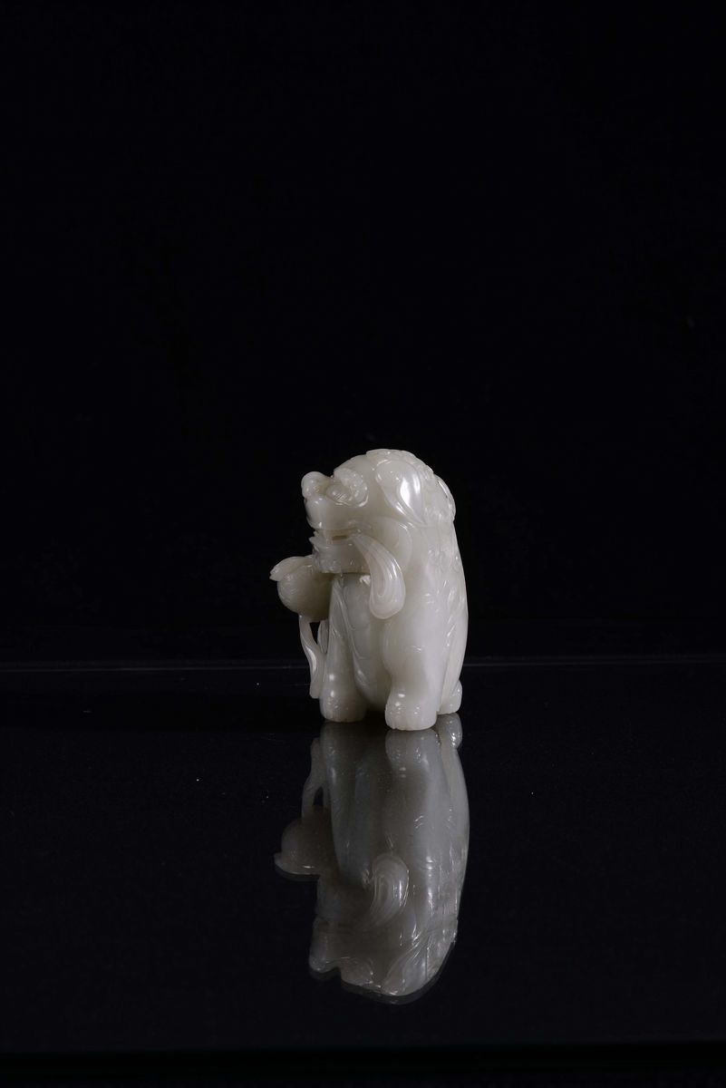 Scultura in Giada Celadon Raffigurante Cane di Pho, Cina, Dinastia Qing, XVIII Secolo