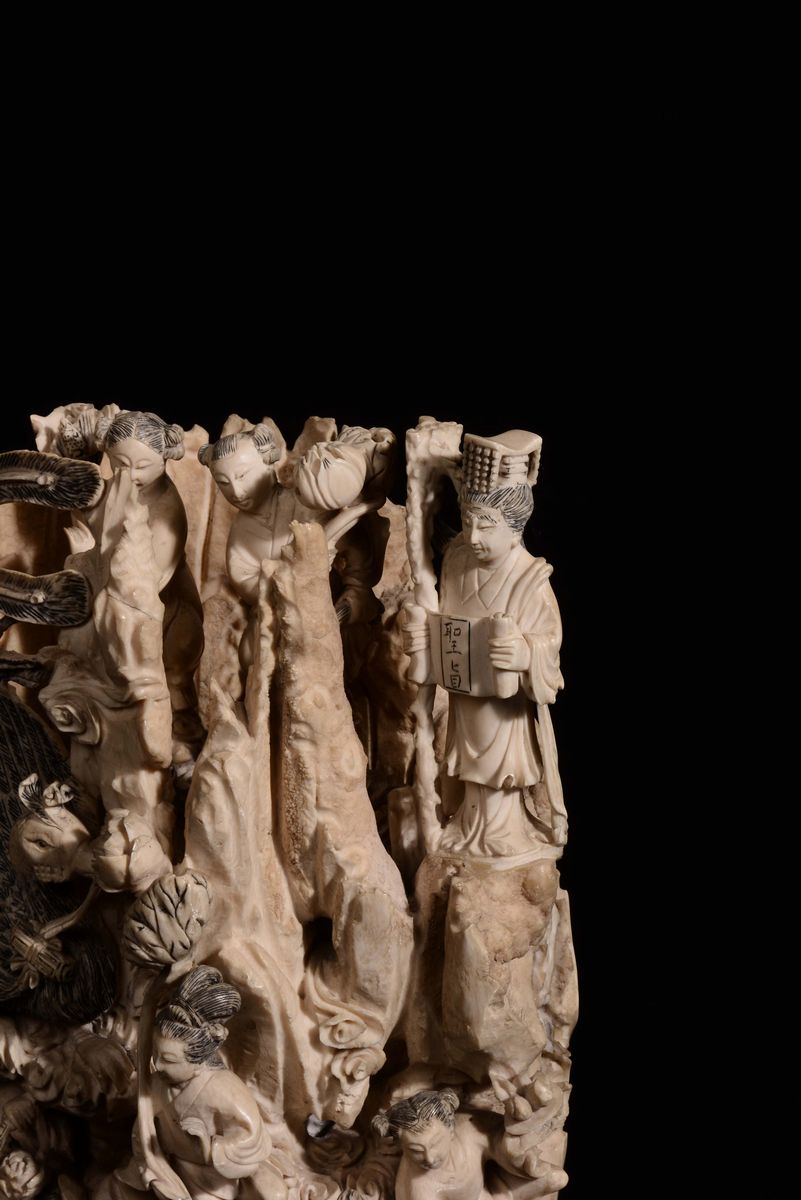 Grande Gruppo in Avorio Scolpito Raffigurante Episodi di Vita Quotidiana, Cina, Dinastia Qing, XI...