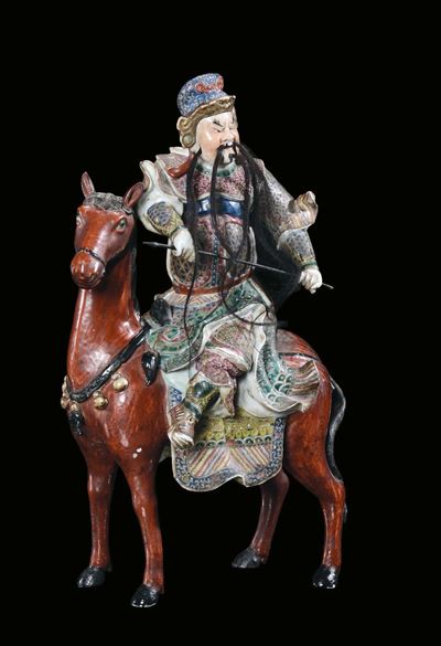 Statua in Porcellana Policroma Raffigurante Guerriero a Cavallo, Cina, Repubblica, XX Secolo