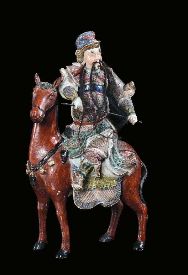 Statua in porcellana  policroma raffigurante guerriero a cavallo, Cina, Repubblica, XX secolo