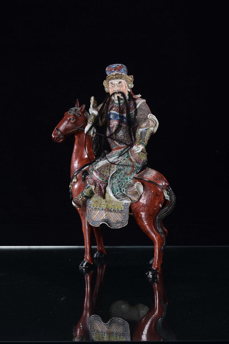 Statua in Porcellana Policroma Raffigurante Guerriero a Cavallo, Cina, Repubblica, XX Secolo
