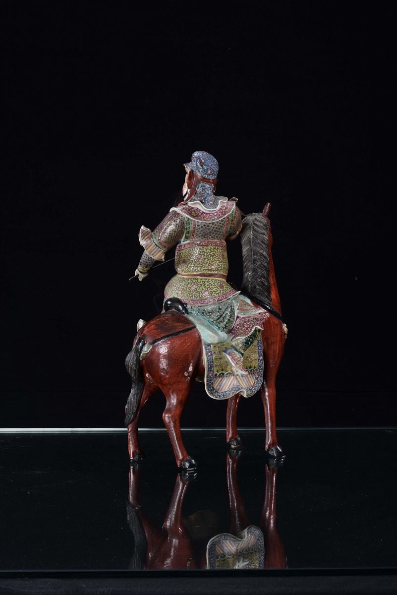 Statua in Porcellana Policroma Raffigurante Guerriero a Cavallo, Cina, Repubblica, XX Secolo