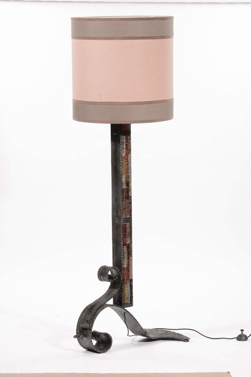 Poliarte. Lampada da Terra in Ferro Battuto e Vetro Colorato. Prod. Poliarte, Italia, 1970 Ca.