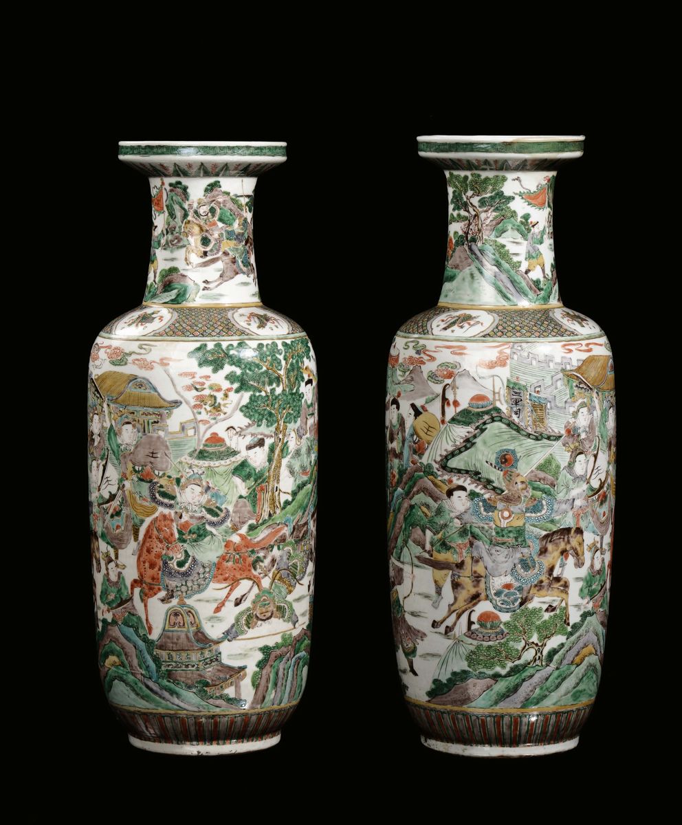 Coppia di Vasi a Ruleau in Porcellana Policroma Famiglia Verde con Figure Orientali, Cina, Dinast...