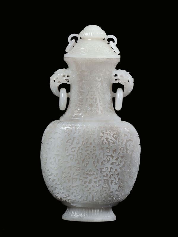 Vaso con coperchio in giada bianca traforata, Cina, Repubblica, XX secolo