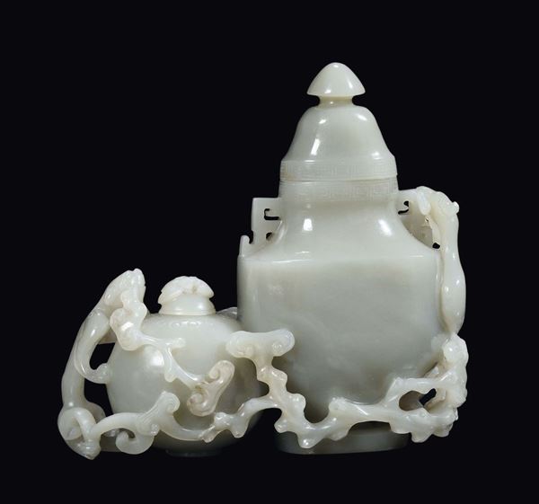Coppia di vasetti ricavati da in una sola pietra di giada bianca celadon, Cina, XX secolo