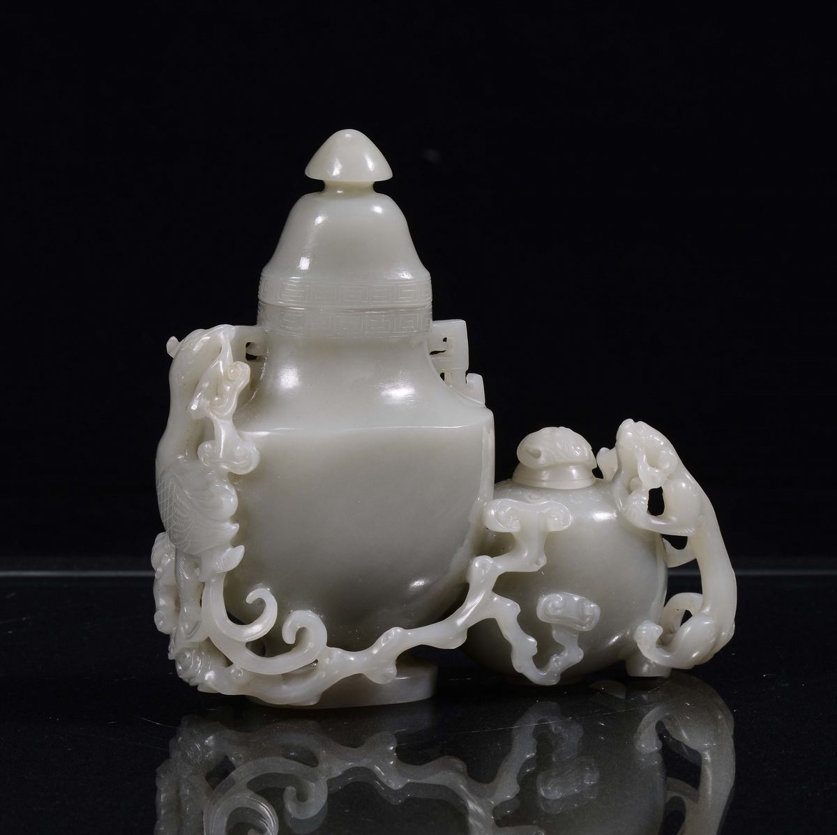 Coppia di Vasetti Ricavati da in una Sola Pietra di Giada Bianca Celadon, Cina, XX Secolo