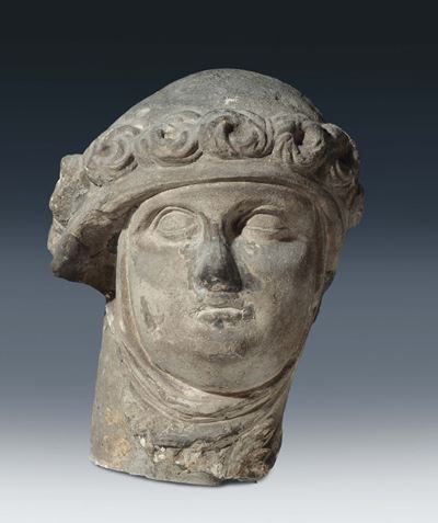 Scultore Francese o Fiammingo del XV Secolotesta Femminile con Corona di Fiori