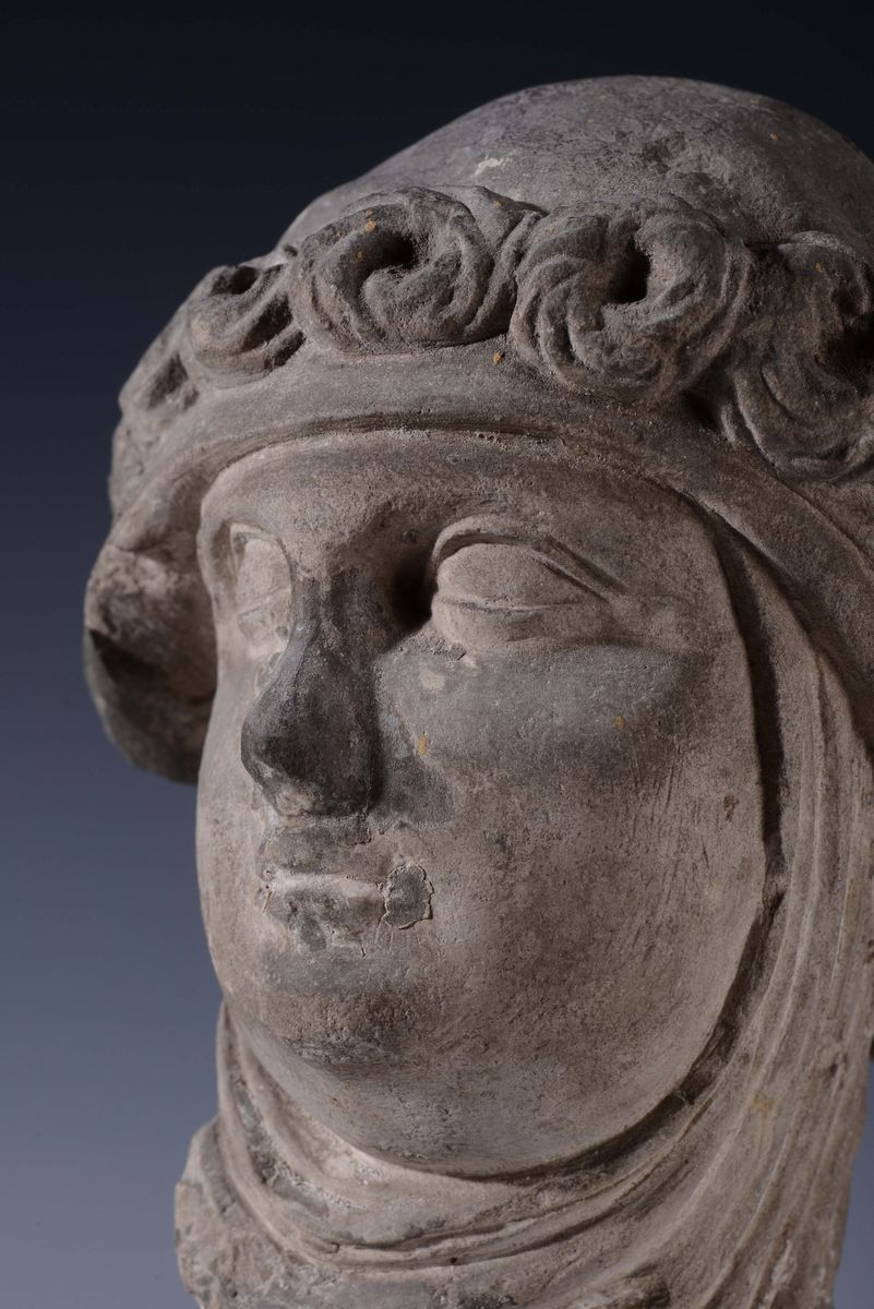 Scultore Francese o Fiammingo del XV Secolotesta Femminile con Corona di Fiori