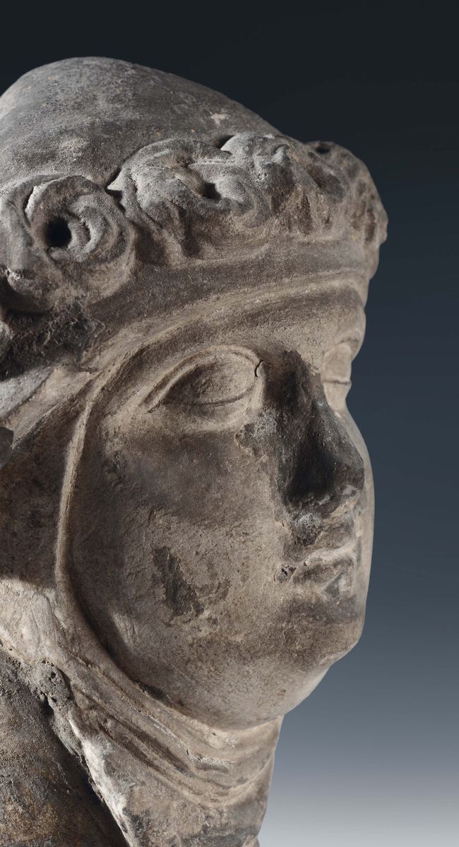 Scultore Francese o Fiammingo del XV Secolotesta Femminile con Corona di Fiori