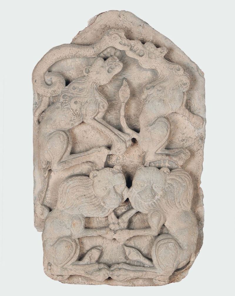 Rilievo fittile (terracotta?) raffigurante lotta tra animali, arte orientale antica  - Asta Scultura e Oggetti d'Arte - Cambi Casa d'Aste