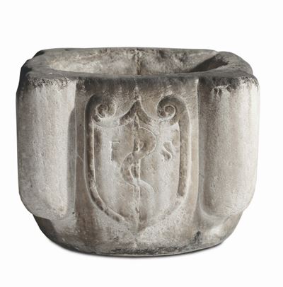 Capitello in Pietra Scolpita con Stemma