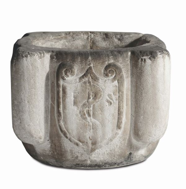 capitello in pietra scolpita con stemma