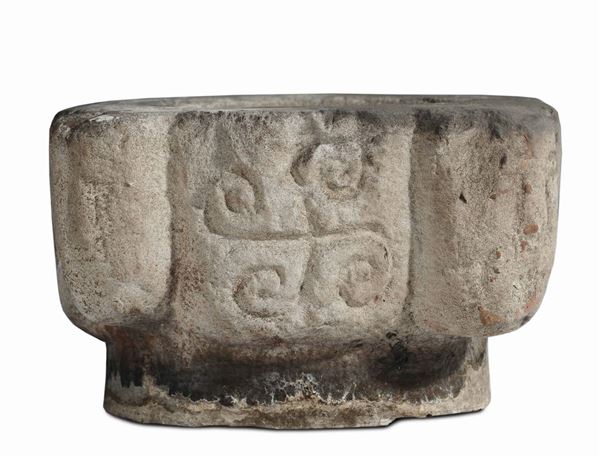 Capitello in pietra scolpita a profilo polilobato