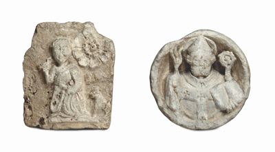 Insieme di Tondo in Pietra Scolpita Raffigurante Vescovo e Frammento con Figura