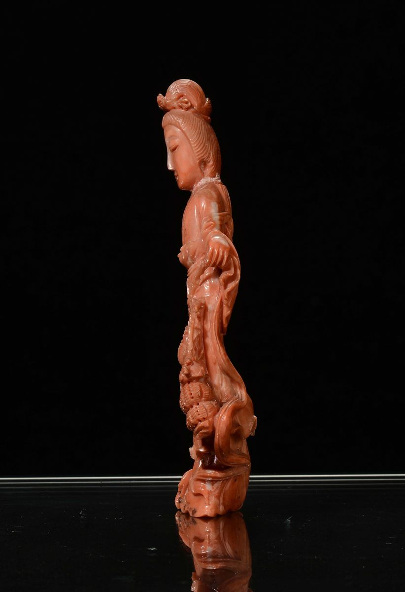 Figura di Guanyin in Corallo, Cina, Inizio XX Secolo