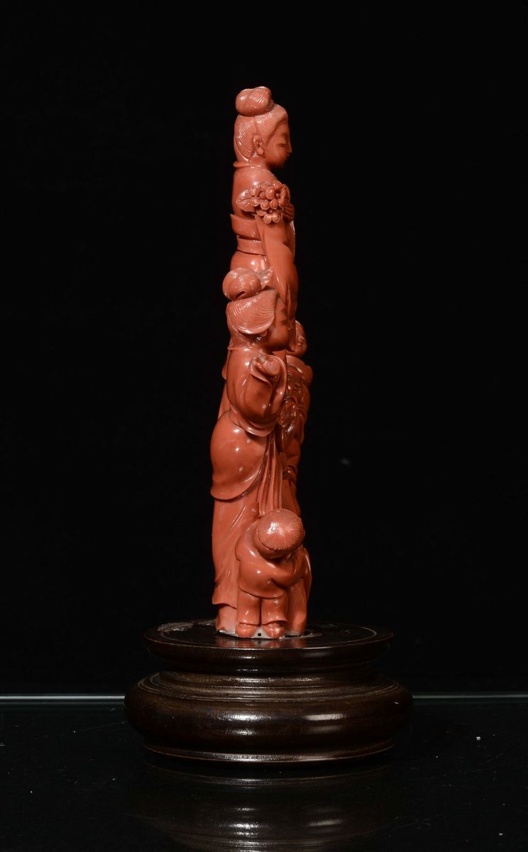 Gruppo in Corallo Raffigurante Guanyin e Fanciullo, Cina, Dinastia Qing, Fine XIX Secolo