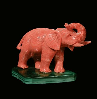 Elefante in Corallo su Base in Malachite, Cina, Inizio XX Secolo