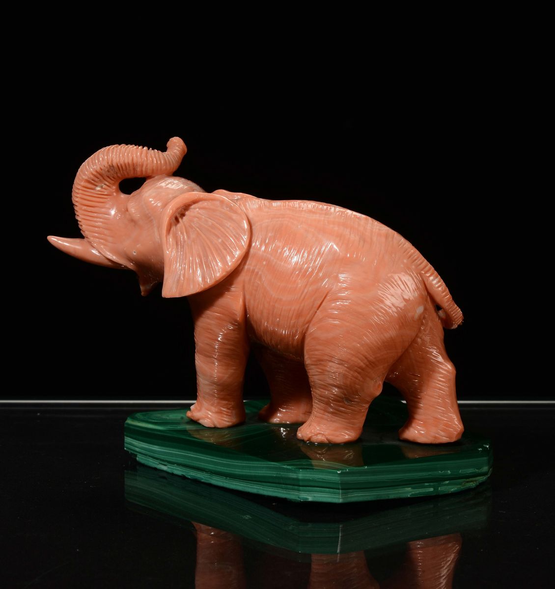 Elefante in Corallo su Base in Malachite, Cina, Inizio XX Secolo