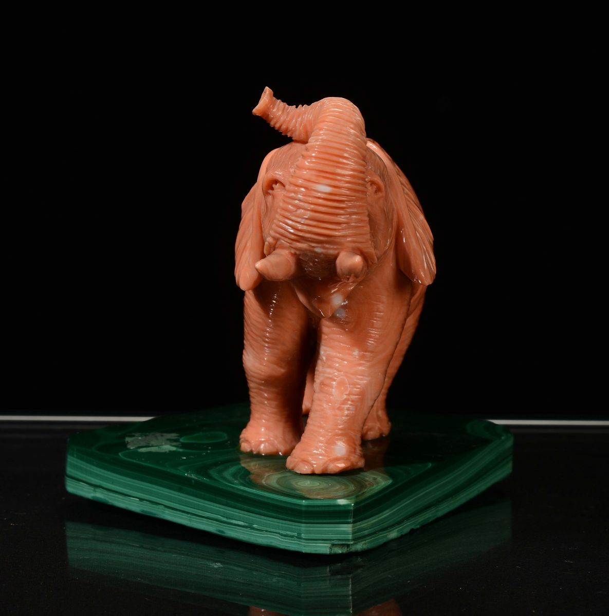 Elefante in Corallo su Base in Malachite, Cina, Inizio XX Secolo