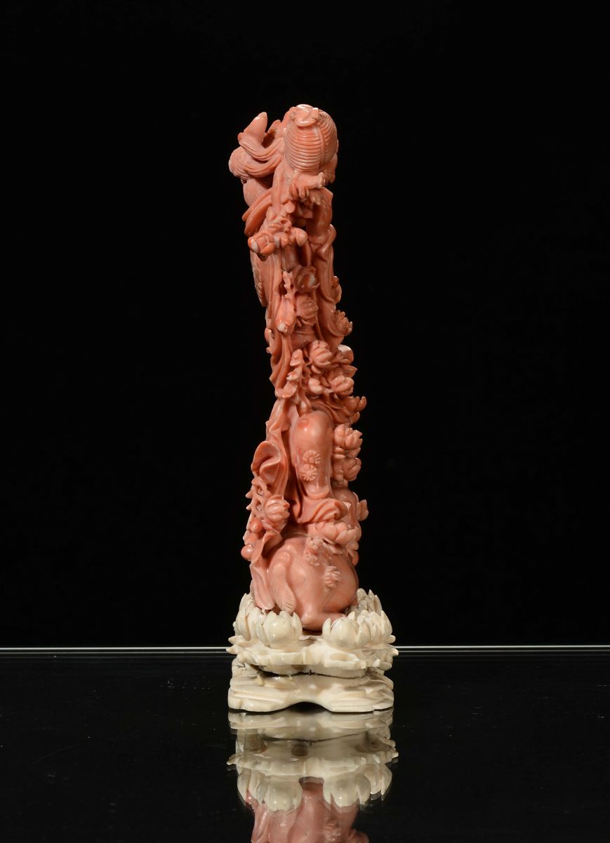 Guanyin in Corallo su Base in Avorio, Cina, Dinastia Qing, Fine XIX Secolo