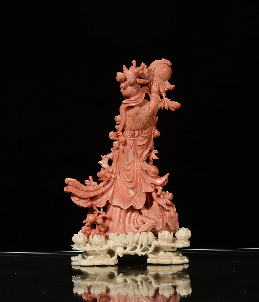 Guanyin in Corallo su Base in Avorio, Cina, Dinastia Qing, Fine XIX Secolo