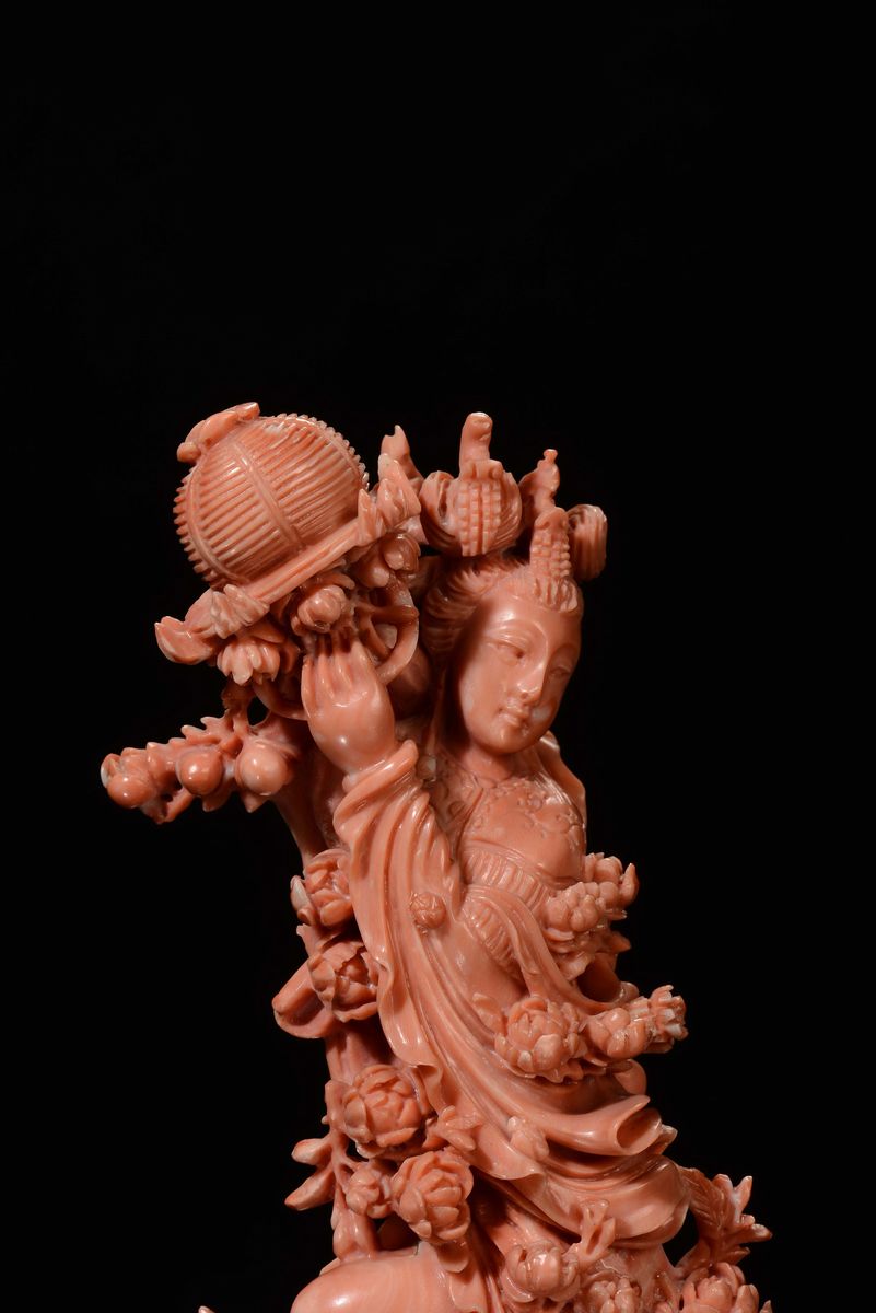Guanyin in Corallo su Base in Avorio, Cina, Dinastia Qing, Fine XIX Secolo