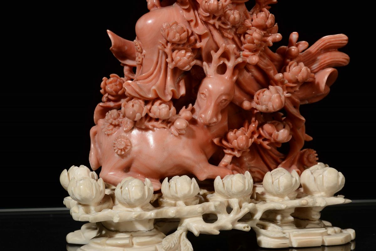 Guanyin in Corallo su Base in Avorio, Cina, Dinastia Qing, Fine XIX Secolo