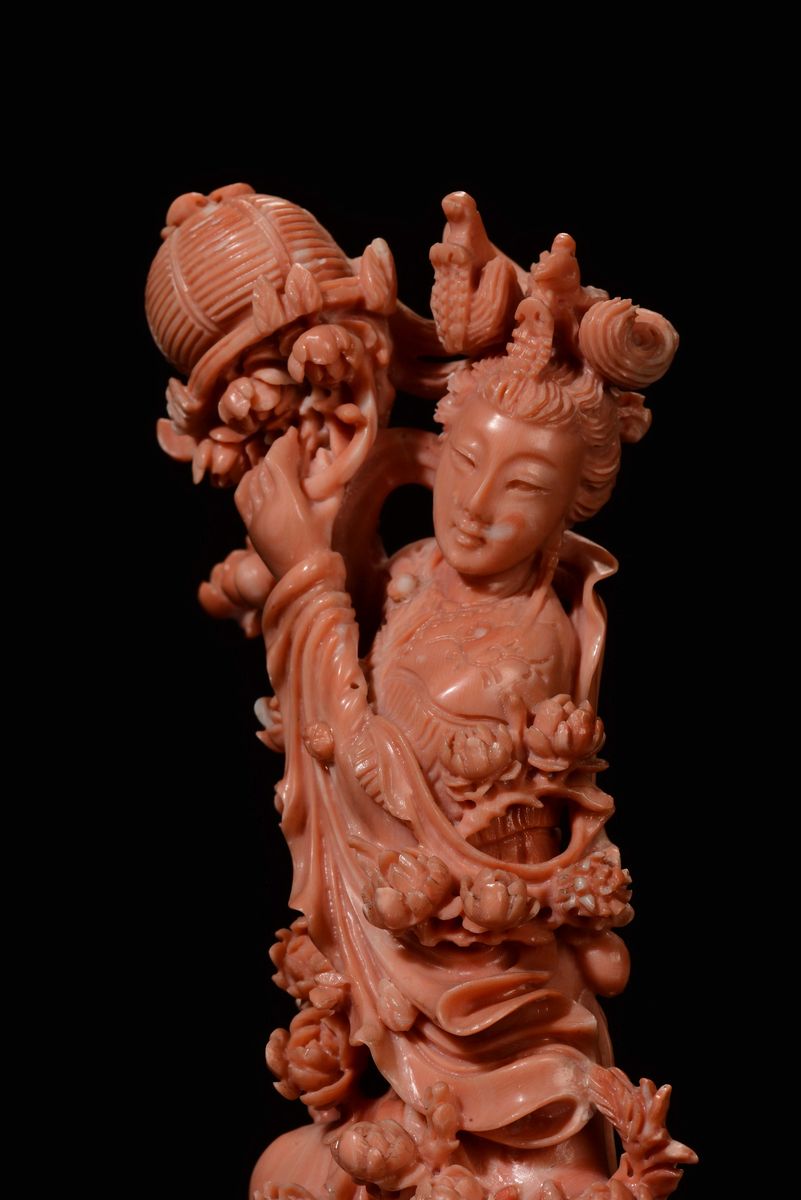 Guanyin in Corallo su Base in Avorio, Cina, Dinastia Qing, Fine XIX Secolo