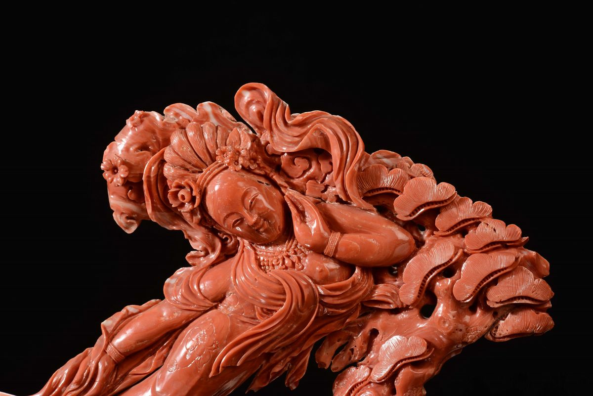 Scultura in Corallo Raffigurante Guanyin Sdraiata, Cina, Dinastia Qing, Fine XIX Secolo