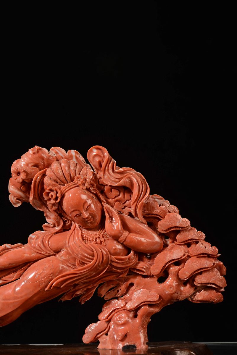 Scultura in Corallo Raffigurante Guanyin Sdraiata, Cina, Dinastia Qing, Fine XIX Secolo