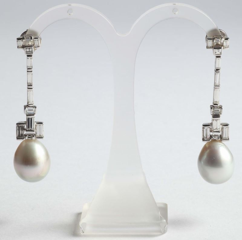 A pair of cultured pearls and diamond pendent earrings  - Auction Silver, Watches, Antique and Contemporary Jewelry - Cambi Casa d'Aste