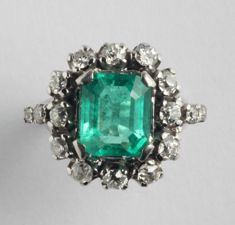 An emerald and diamonds ring  - Auction Silver, Watches, Antique and Contemporary Jewelry - Cambi Casa d'Aste