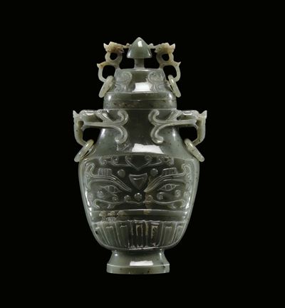 Vaso con Coperchio in Giada Verde Spinacio a Decoro Geometrico D'ispirazione Arcaica, Cina, Repub...