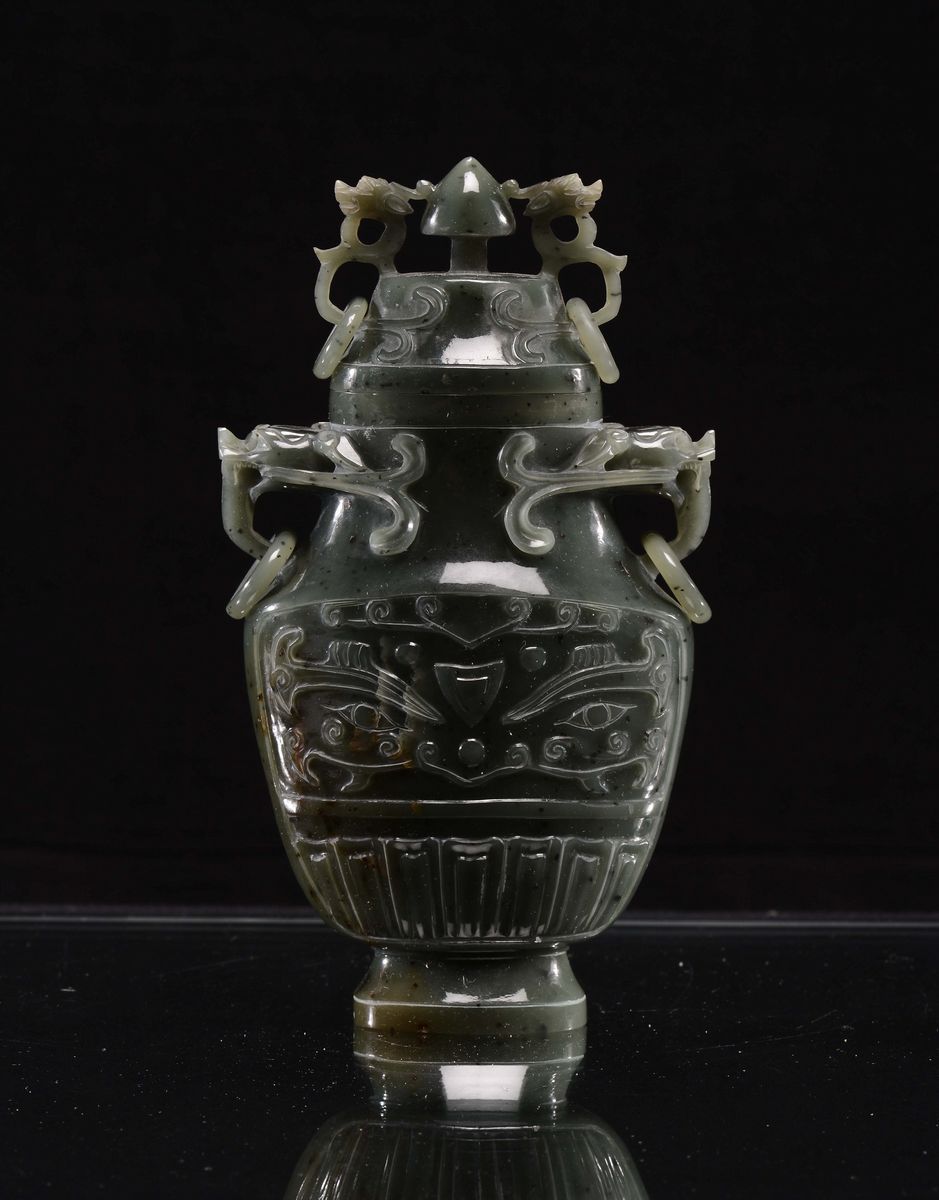 Vaso con Coperchio in Giada Verde Spinacio a Decoro Geometrico D'ispirazione Arcaica, Cina, Repub...