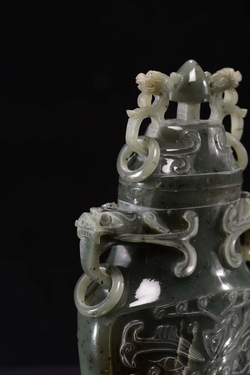 Vaso con Coperchio in Giada Verde Spinacio a Decoro Geometrico D'ispirazione Arcaica, Cina, Repub...