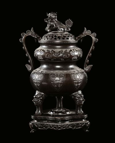 Incensiere Tripode in Bronzo con Coperchio Sormontato da Cane di Pho, Cina, Dinasta Qing, Marca e...