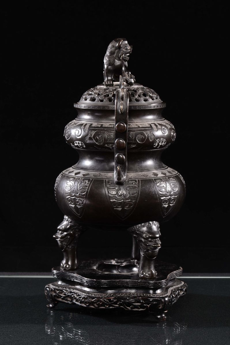 Incensiere Tripode in Bronzo con Coperchio Sormontato da Cane di Pho, Cina, Dinasta Qing, Marca e...