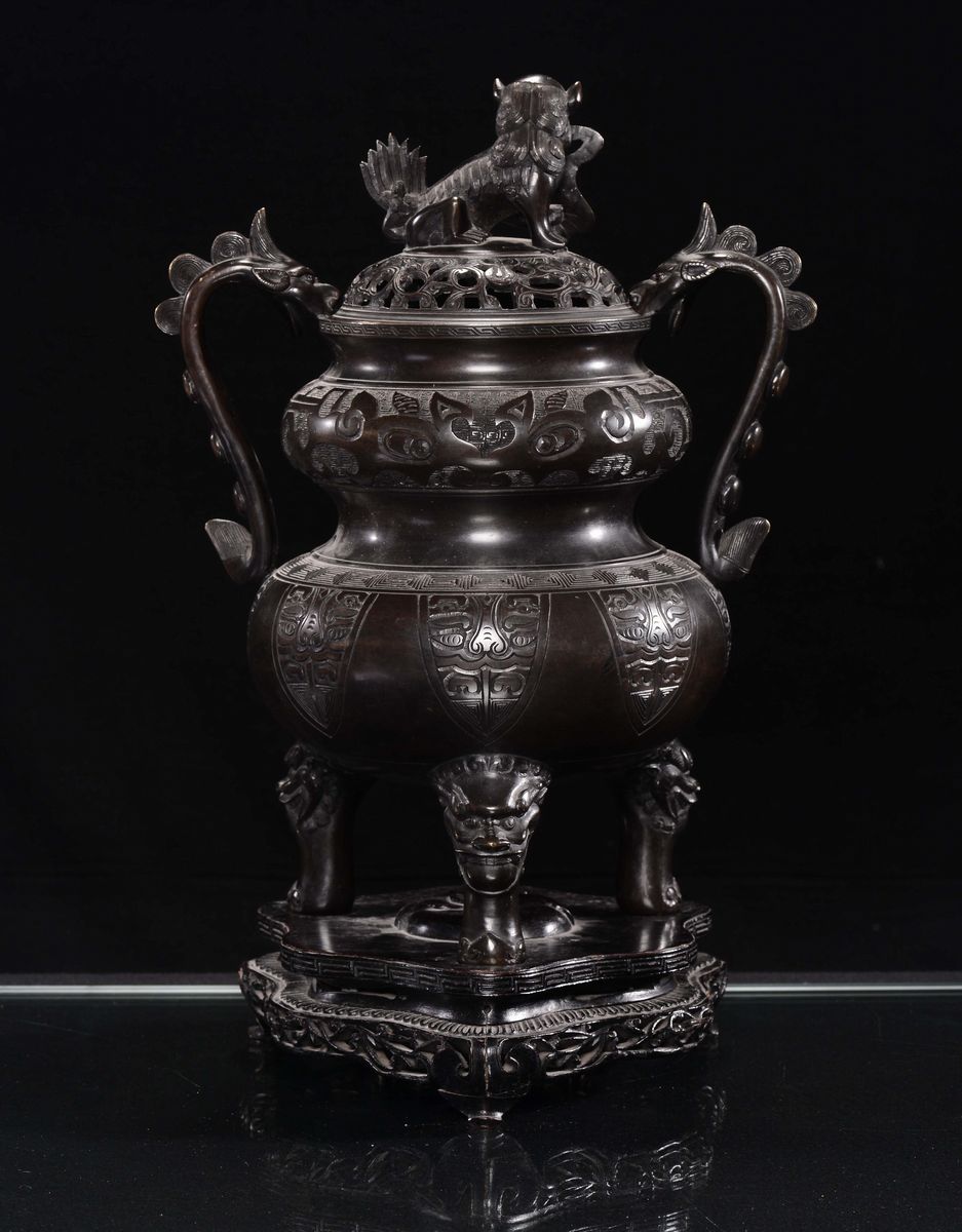 Incensiere Tripode in Bronzo con Coperchio Sormontato da Cane di Pho, Cina, Dinasta Qing, Marca e...