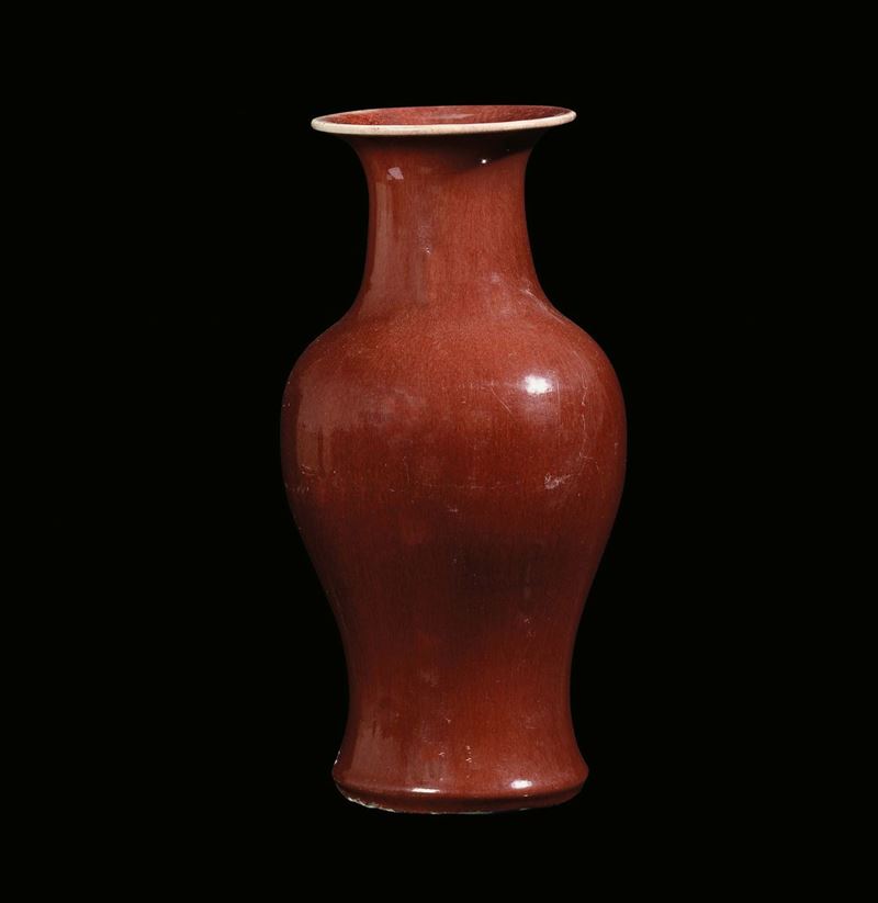 Vaso in porcellana monocroma sangue di bue, Cina, Dinastia Qing, XIX secolo  - Asta Chinese Works of Art - Cambi Casa d'Aste