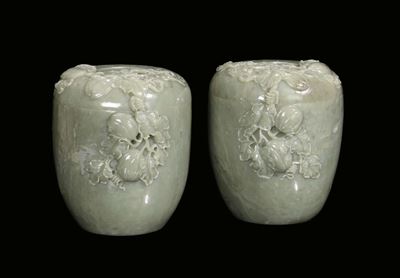 Coppia di Vasi in Nefrite Verde Decorato con Incisioni Stilizzati, Cina, XX Secolo