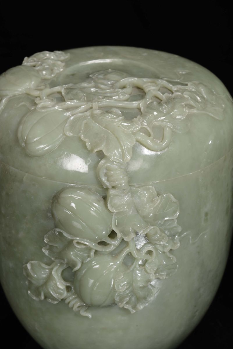 Coppia di Vasi in Nefrite Verde Decorato con Incisioni Stilizzati, Cina, XX Secolo