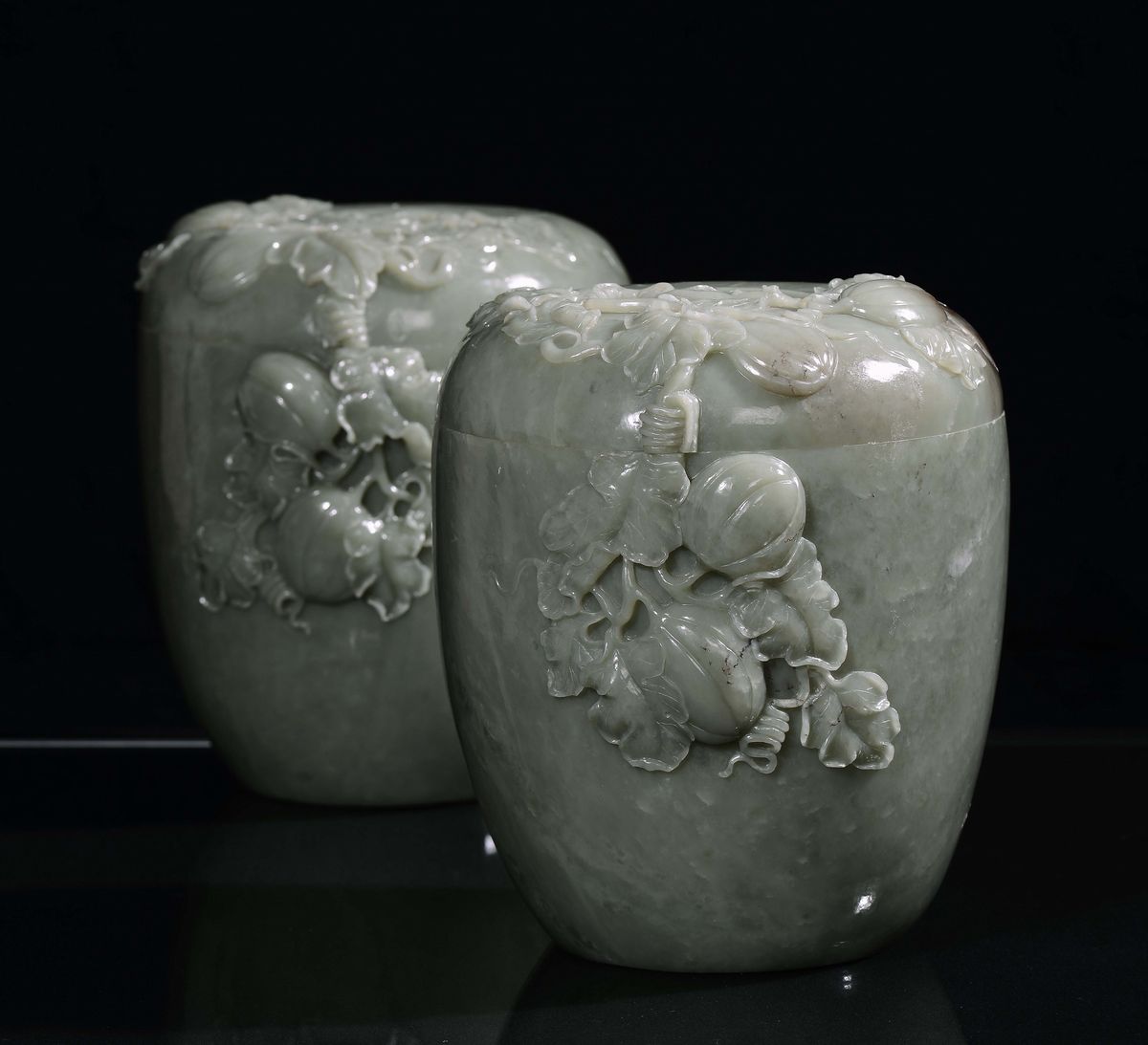 Coppia di Vasi in Nefrite Verde Decorato con Incisioni Stilizzati, Cina, XX Secolo