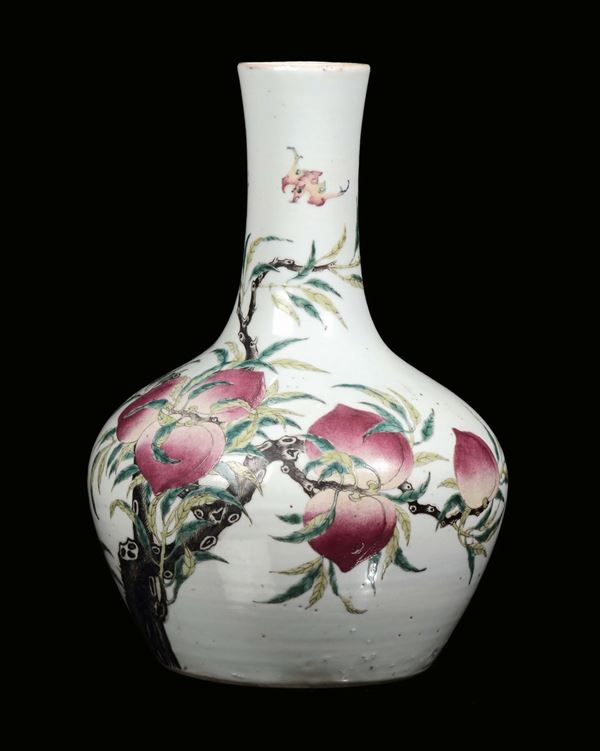 Vaso ad ampolla in porcellana policroma decorato con pesche, Cina, Dinastia Qing, XIX secolo