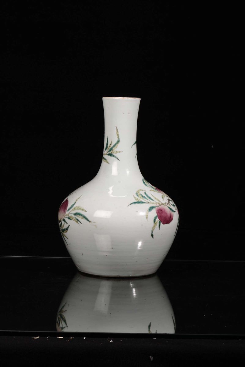 Vaso Ad Ampolla in Porcellana Policroma Decorato con Pesche, Cina, Dinastia Qing, XIX Secolo