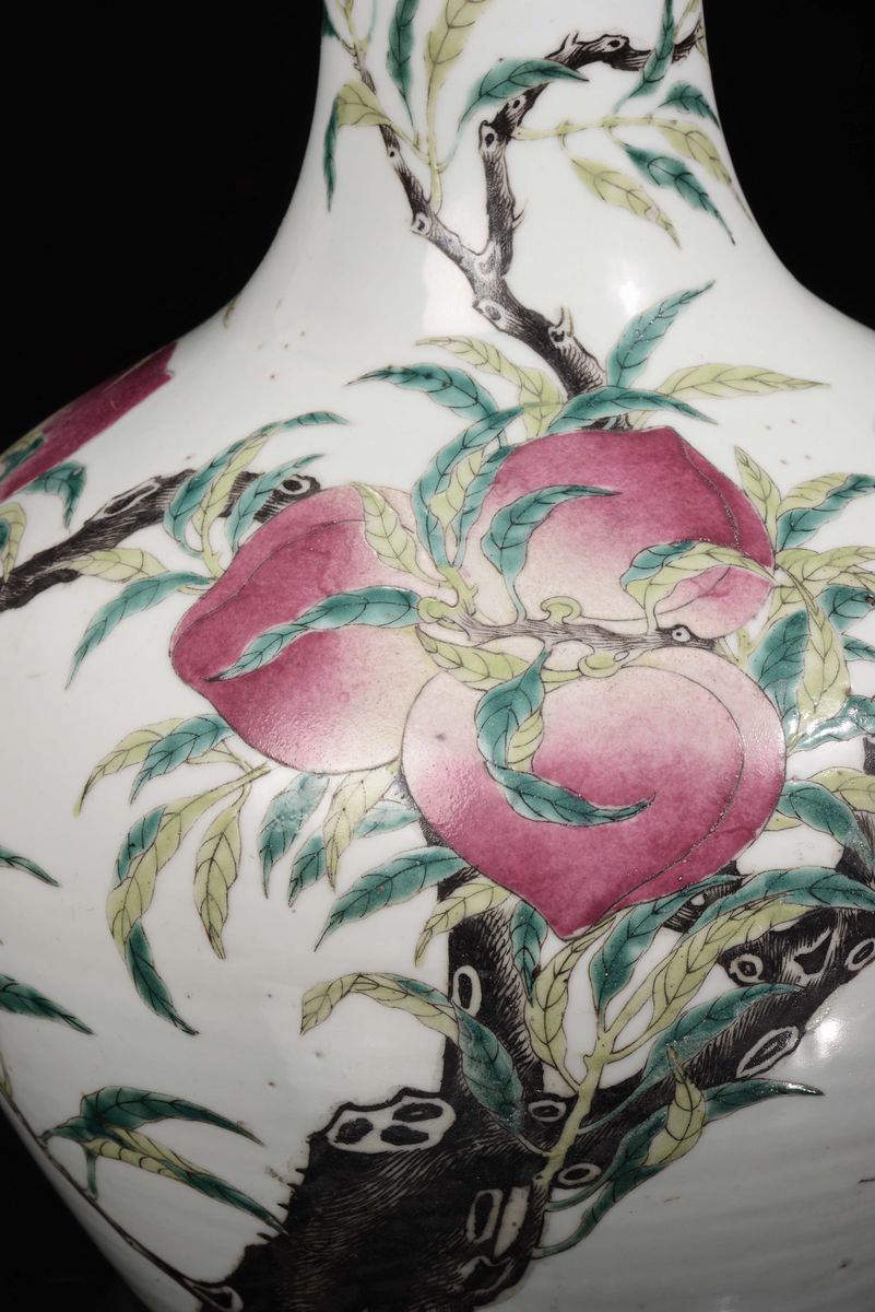 Vaso Ad Ampolla in Porcellana Policroma Decorato con Pesche, Cina, Dinastia Qing, XIX Secolo