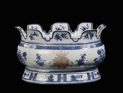 Grande Cachepot Compagnia delle India in Porcellana Bianca e Blu con Stemma Centrale, Cina, Dinas...