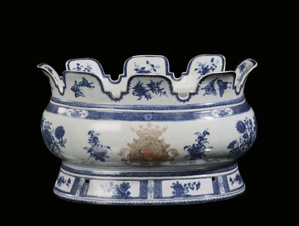Grande cachepot Compagnia delle India in porcellana bianca e blu con stemma centrale, Cina, Dinastia Qing, XIX secolo