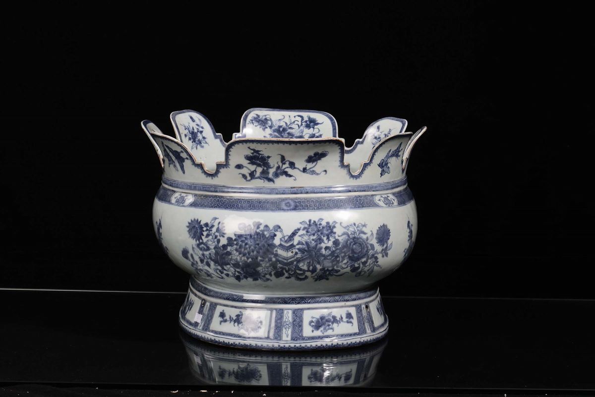 Grande Cachepot Compagnia delle India in Porcellana Bianca e Blu con Stemma Centrale, Cina, Dinas...